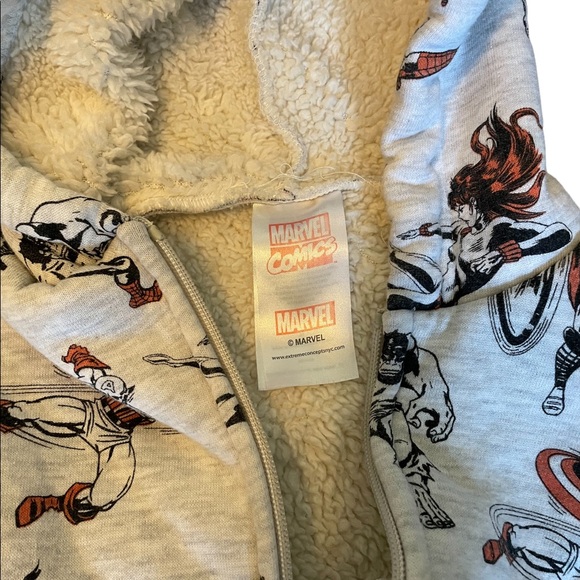 Boys 2T Marvel jacket - Picture 2 of 3